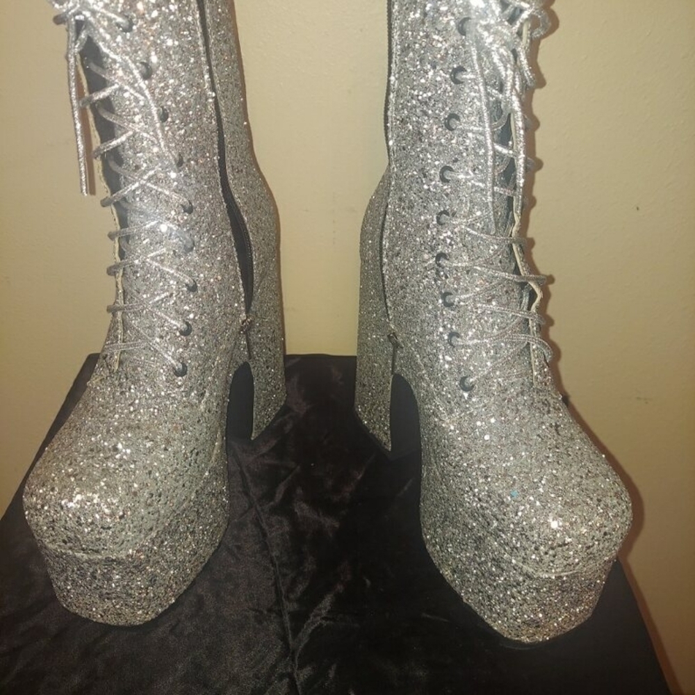LAMODA Sparkling Silver Platform Boots Preowned